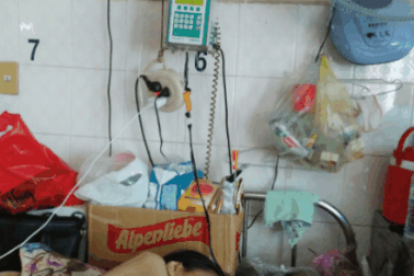 Khốn khổ cảnh gia đình 2 mẹ con ung thư chăm nhau