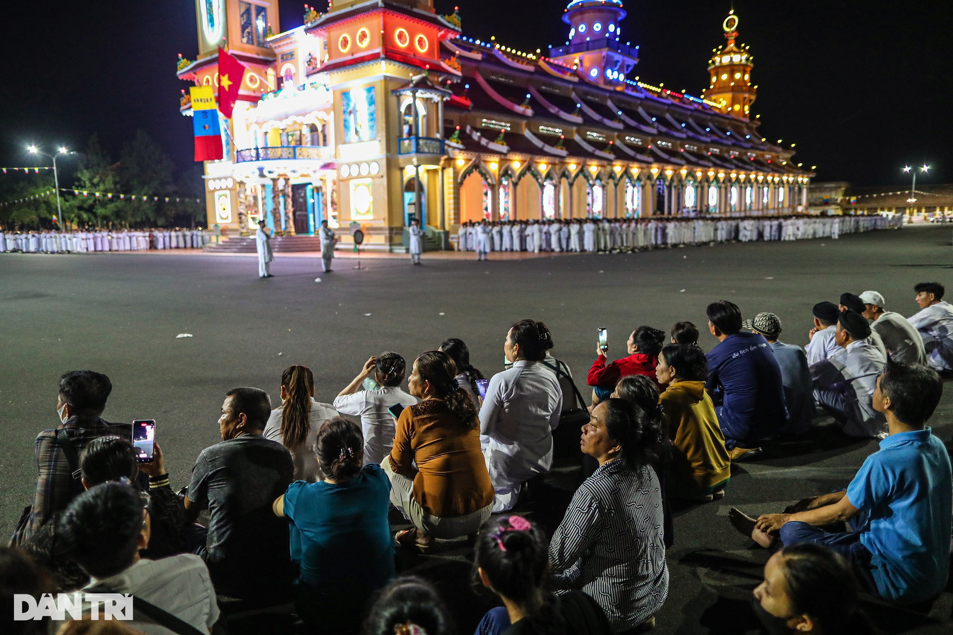 Người hành hương căng màn, mắc võng chờ dự Hội yến Diêu Trì Cung - 13 Người hành hương căng màn, mắc võng chờ dự Hội yến Diêu Trì Cung - 13