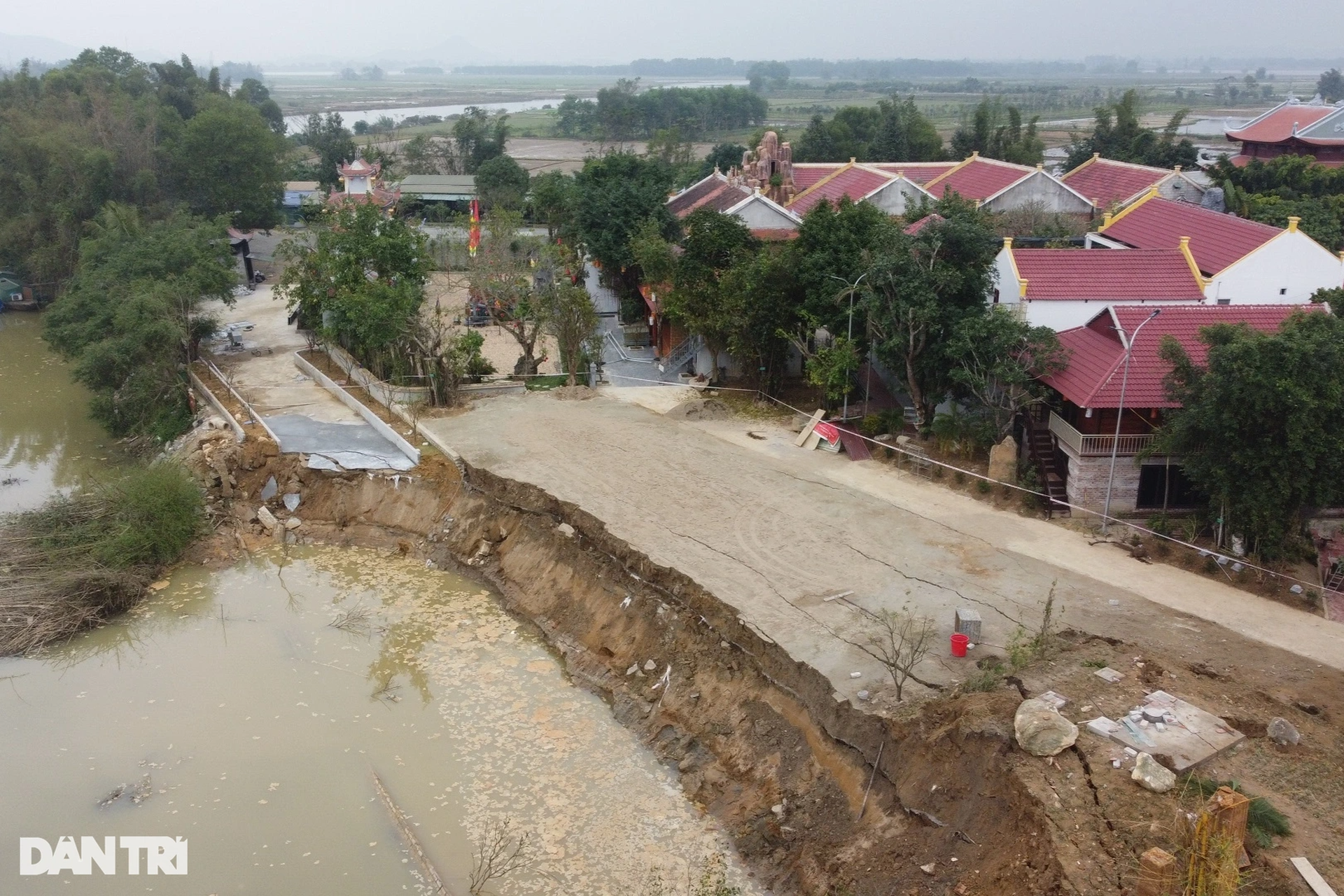 Sạt lở ăn sâu hơn 10m, ngôi đền thiêng nổi tiếng Hà Tĩnh dừng mọi hoạt động - 2 Sạt lở ăn sâu hơn 10m, ngôi đền thiêng nổi tiếng Hà Tĩnh dừng mọi hoạt động - 2