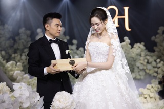 Hoa hậu Đỗ Thị Hà và chồng doanh nhân "khóa môi" tình tứ tại lễ cưới Hà Nội - 12