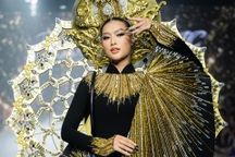 Đằng sau việc Hoa hậu Thiên Ân đội mấn mạ vàng và khung hơn 15kg để catwalk
