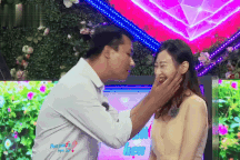 Lần đầu gặp, cô gái TPHCM cười tít mắt khi được chàng IT hơn 5 tuổi hôn má