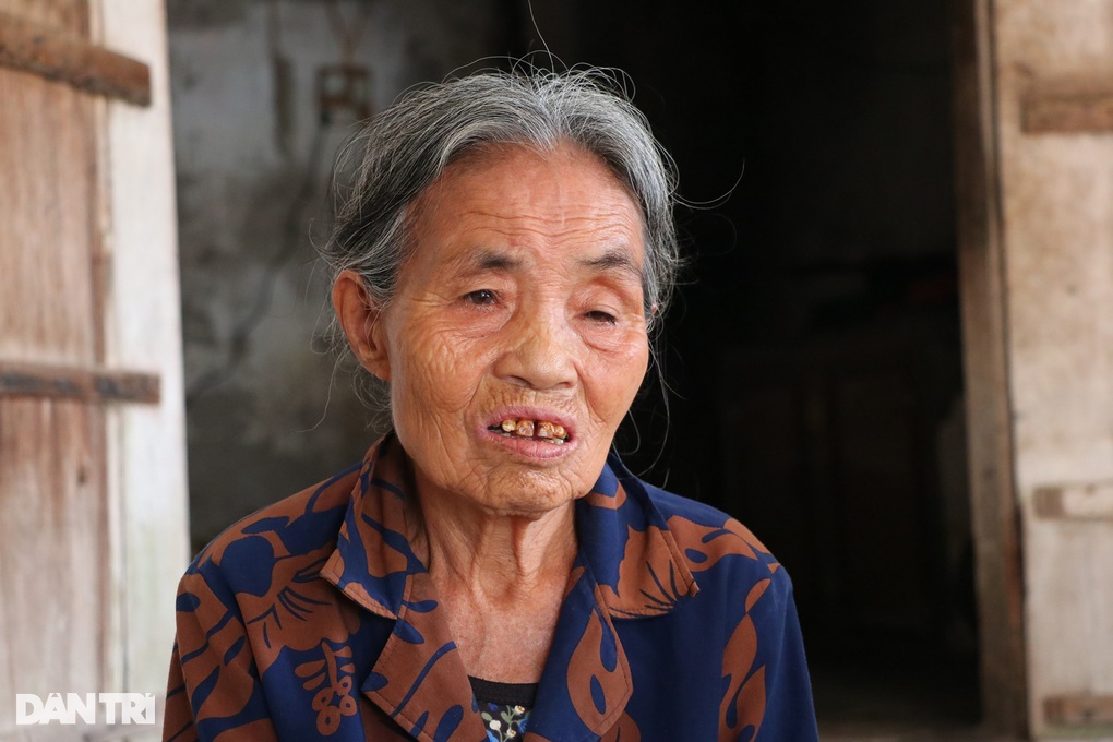 Hai người phụ nữ trong gia đình cùng khổ, ước có bữa ăn tươm tất - 1 Hai người phụ nữ trong gia đình cùng khổ, ước có bữa ăn tươm tất - 1