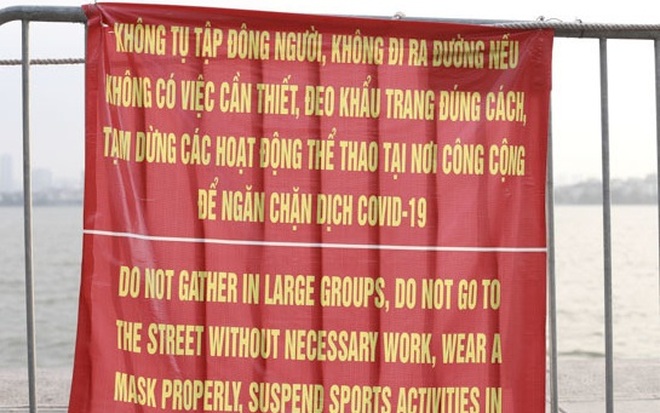 Hà Nội: Đua nhau vượt rào chắn Covid-19 xuống hồ Tây tắm giải nhiệt - 3