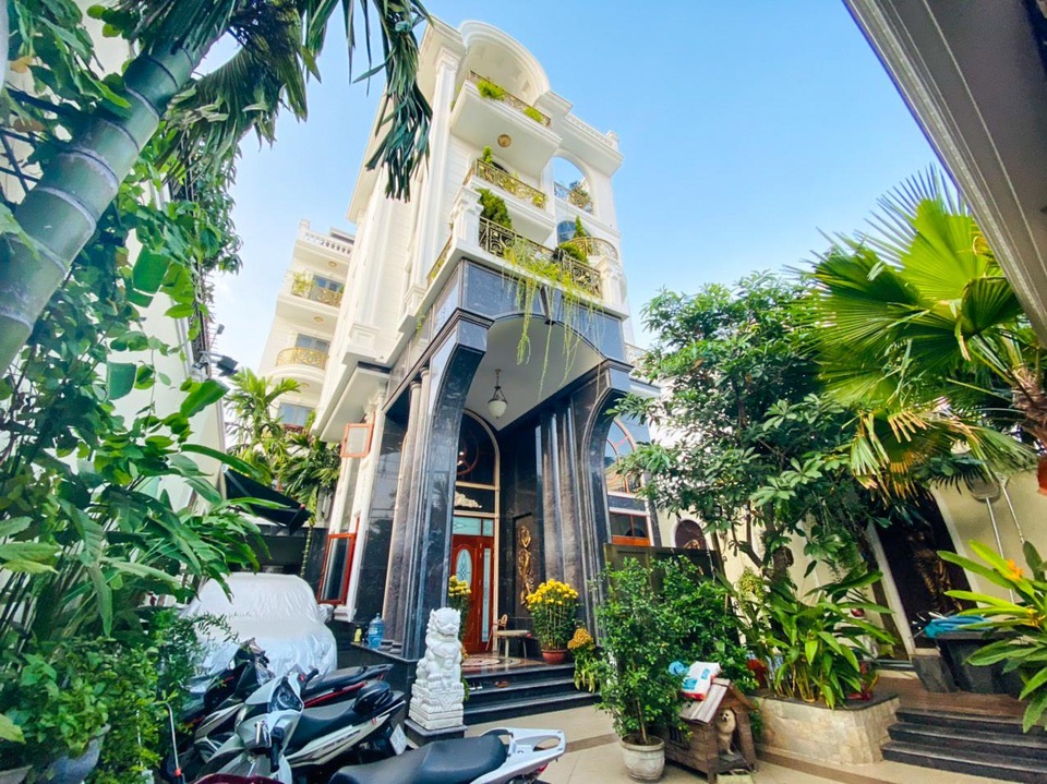 Biệt thự lộng lẫy ẩn giấu cả vườn cây xanh mát giữa lòng Sài Gòn - 2