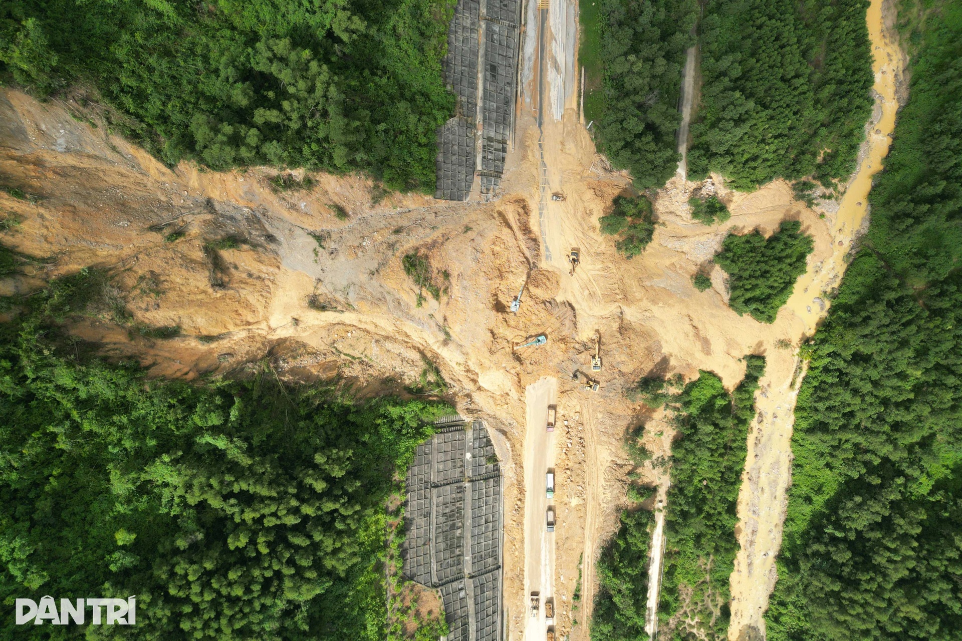 Hiện trạng sạt lở bủa vây cao tốc 2 làn xe La Sơn - Hòa Liên - 9 Hiện trạng sạt lở bủa vây cao tốc 2 làn xe La Sơn - Hòa Liên - 9