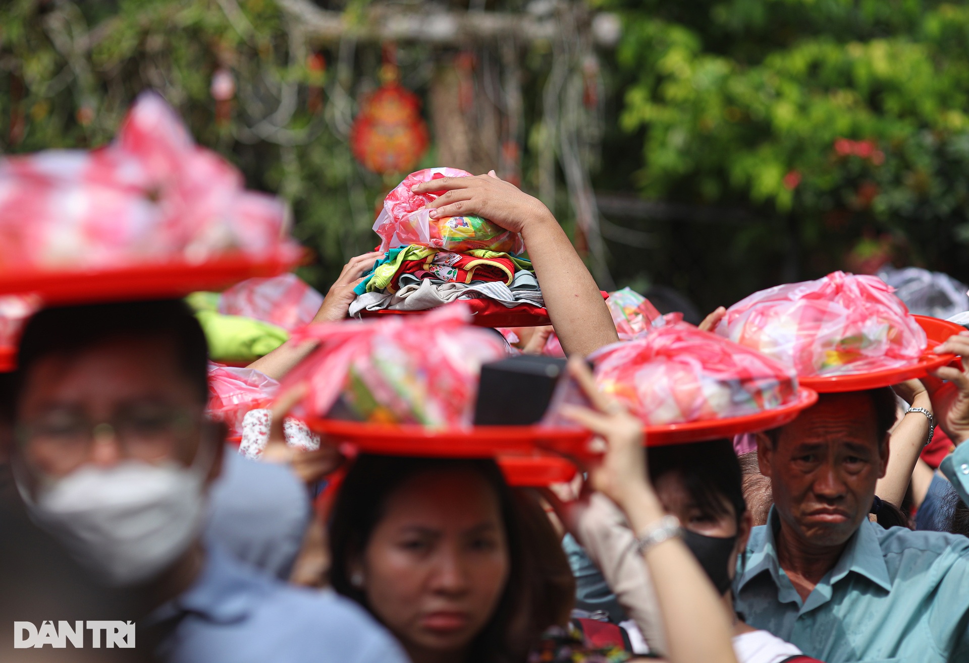 Người dân đội nắng, chen chúc chờ làm lễ chuyển vận dịp rằm tháng Giêng - 3 Người dân đội nắng, chen chúc chờ làm lễ chuyển vận dịp rằm tháng Giêng - 3
