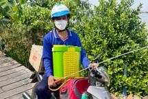 Giả nông dân đi phun thuốc sâu để buôn thuốc lá lậu