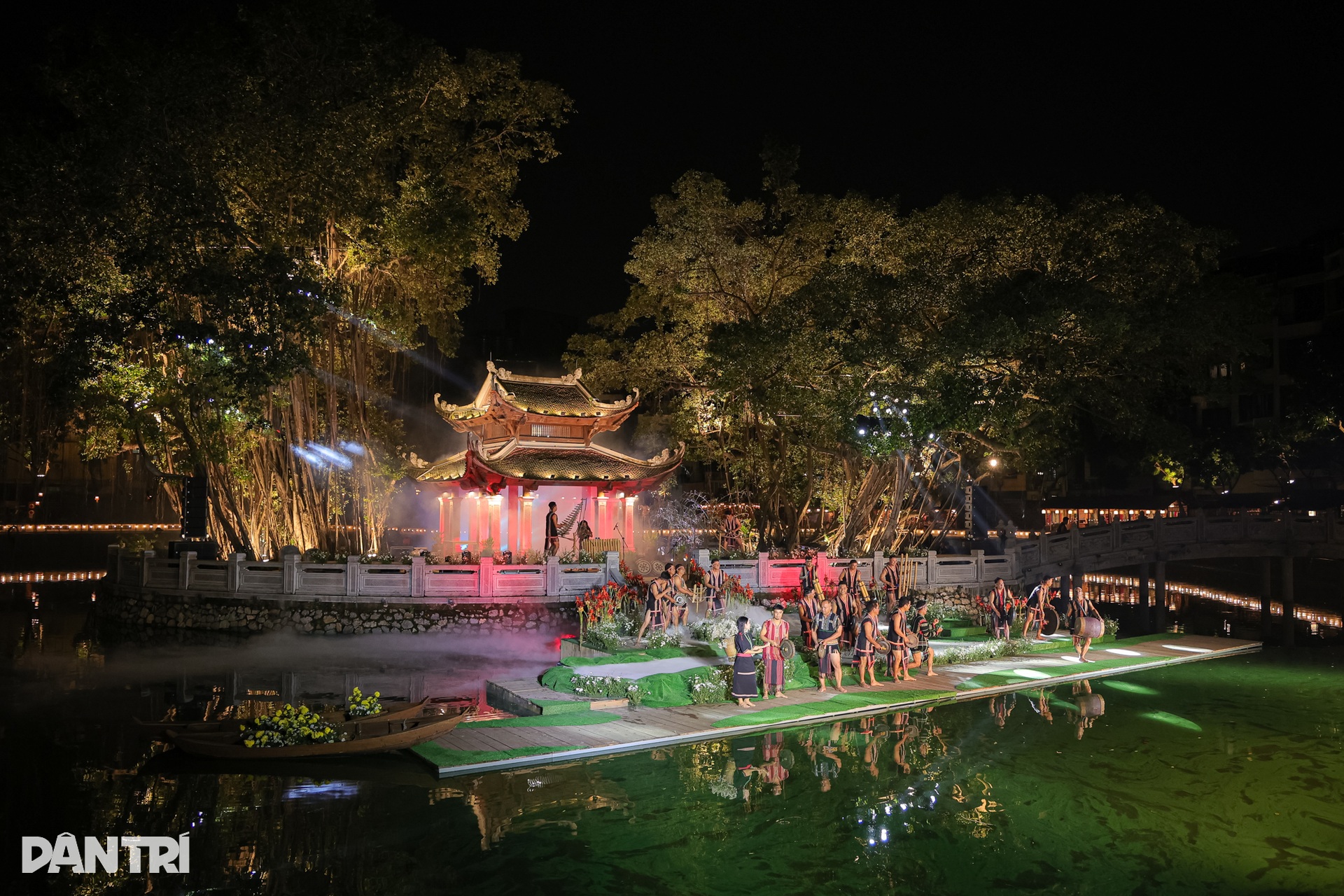 Khi âm thanh đại ngàn ngân vang giữa lòng Thủ đô - 1 Khi âm thanh đại ngàn ngân vang giữa lòng Thủ đô - 1