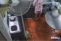 TPHCM bất ngờ có mưa to, gió giật mạnh, đồ đạc nhà dân bay tứ tung