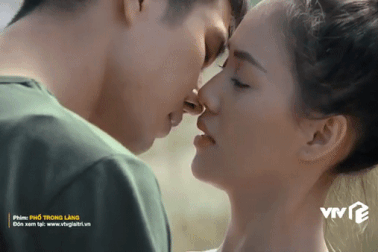 Khán giả sợ Đông "Phố trong làng" bị vợ đuổi khỏi nhà vì hôn cô bán quạt