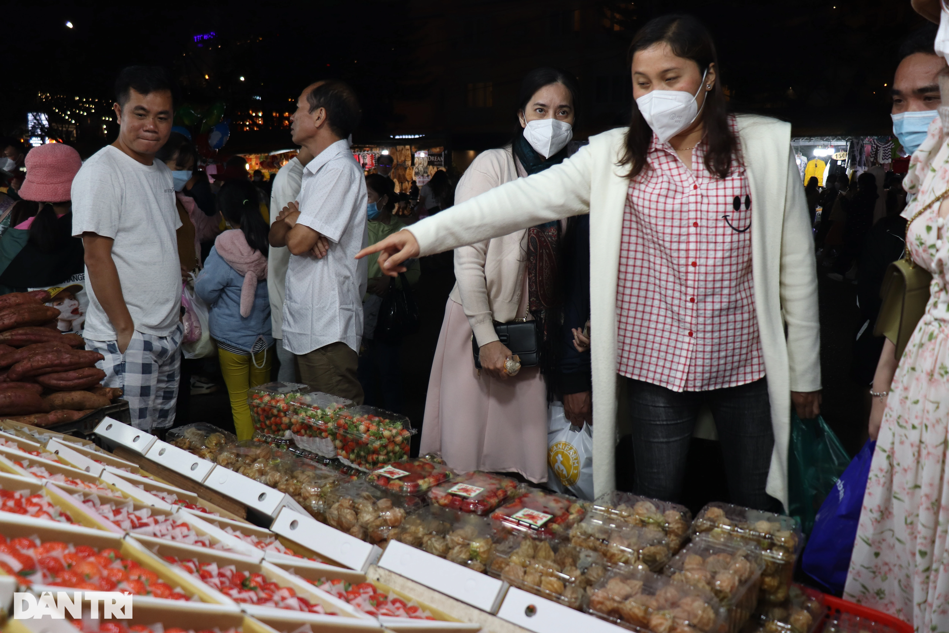 Du khách chen chúc tham quan ở chợ đêm lớn nhất thành phố ngàn hoa - 11 Du khách chen chúc tham quan ở chợ đêm lớn nhất thành phố ngàn hoa - 11