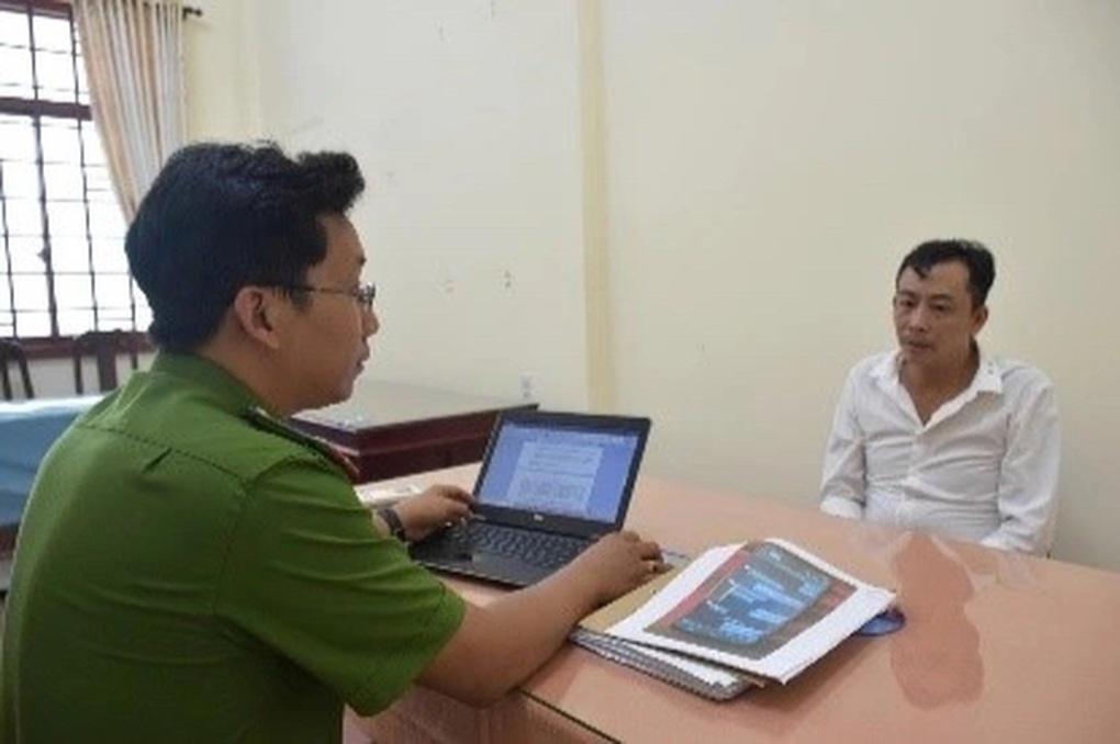 Khởi tố gã môi giới biến nhà nghỉ thành nơi mua bán dâm - 1 Khởi tố gã môi giới biến nhà nghỉ thành nơi mua bán dâm - 1