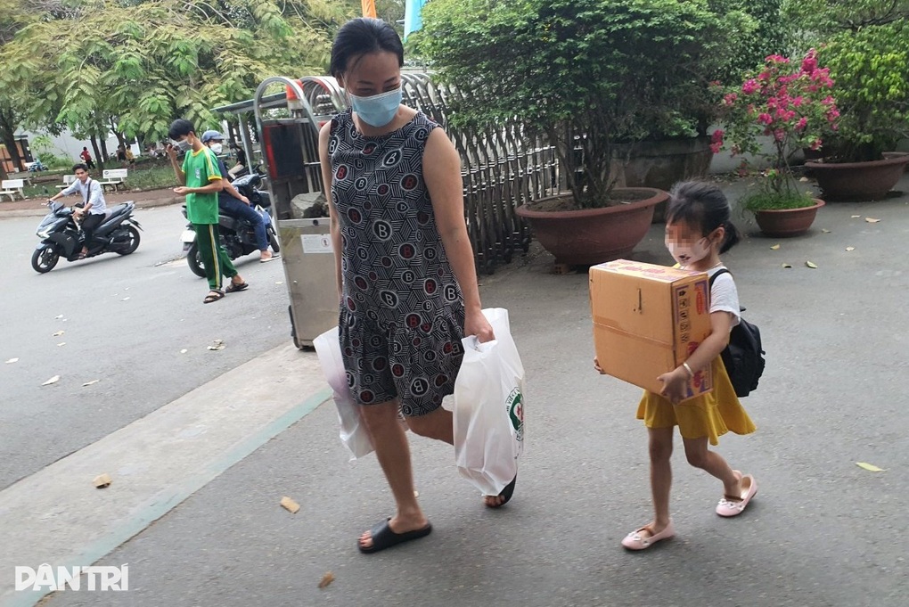Tết mồ côi thứ hai của bé gái 3 tháng trời mới biết cha mất vì Covid-19 - 3 Tết mồ côi thứ hai của bé gái 3 tháng trời mới biết cha mất vì Covid-19 - 3