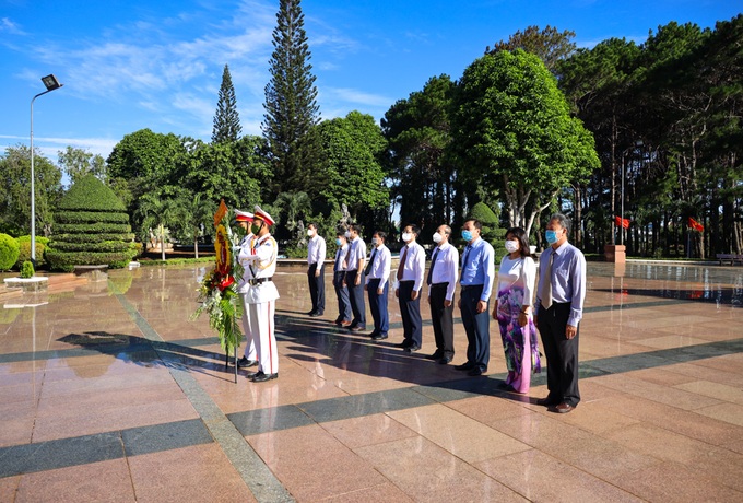 Lãnh đạo tỉnh Đắk Lắk viếng nghĩa trang Liệt sỹ nhân dịp kỷ niệm 74 năm Ngày Thương binh liệt sỹ - Ảnh 1.