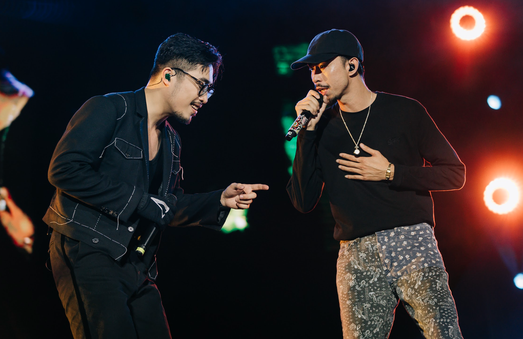 Vũ cháy hết mình trong concert Một vạn năm - 6 Vũ cháy hết mình trong concert Một vạn năm - 6