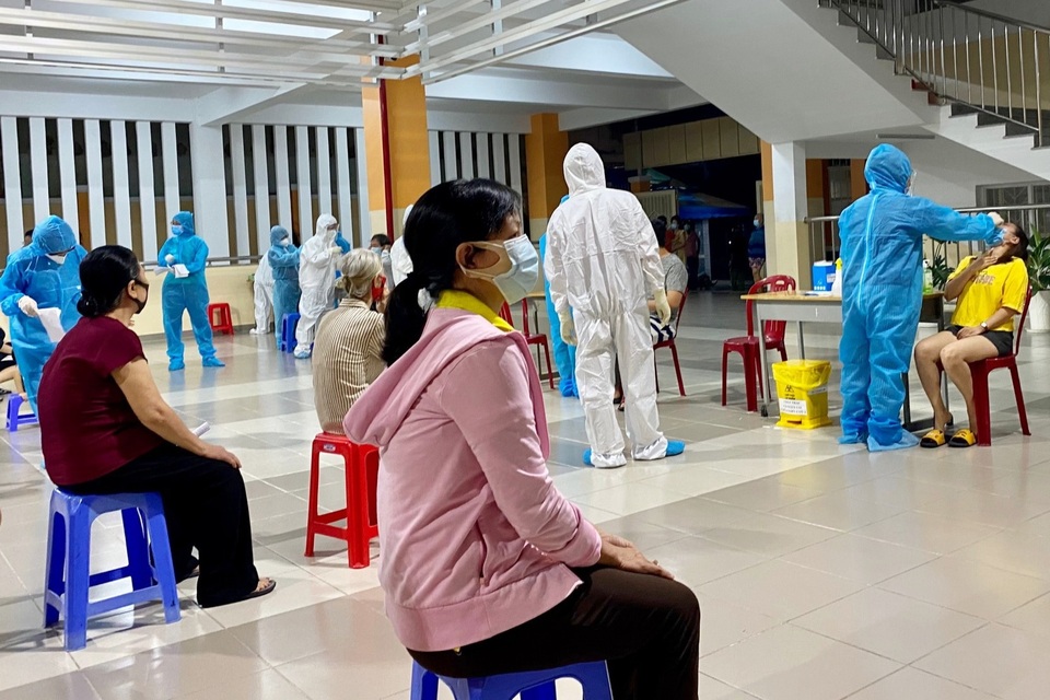 TPHCM: Vì một ca dương tính, khẩn cấp xét nghiệm 2.000 dân - 6 TPHCM: Vì một ca dương tính, khẩn cấp xét nghiệm 2.000 dân - 6