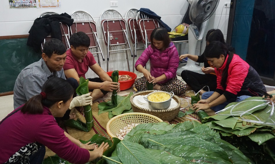 Người dân góp gạo thịt, xuyên đêm nấu bánh chưng cứu trợ đồng bào vùng lũ - 5