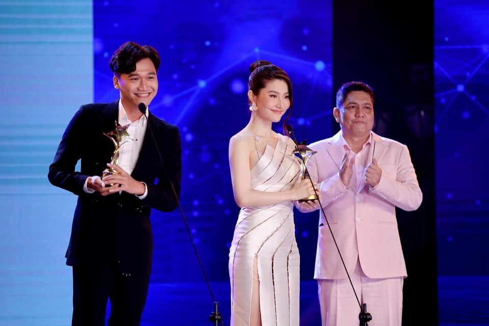 Chi Pu và Lãnh Thanh sánh đôi nhận giải Ngôi Sao Xanh - 3 Chi Pu và Lãnh Thanh sánh đôi nhận giải Ngôi Sao Xanh - 3