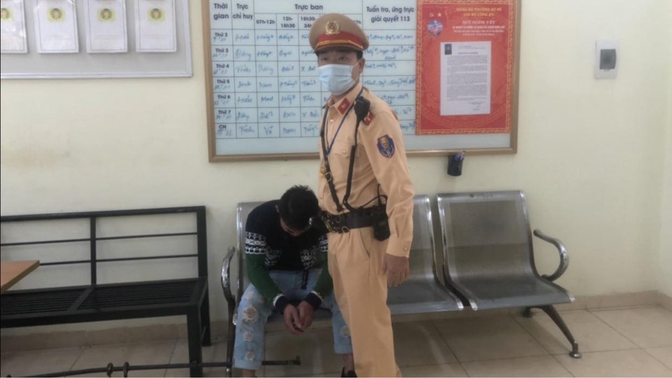 Thanh niên khóc lóc gọi tên người yêu, đòi nhảy cầu Chương Dương tự tử - 1 Thanh niên khóc lóc gọi tên người yêu, đòi nhảy cầu Chương Dương tự tử - 1