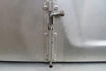 Vụ 3 học sinh rơi khỏi xe đưa đón: Đường xóc khiến chốt cửa tự chế bị bung?