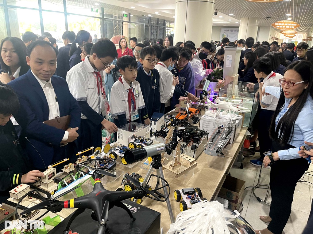 Học sinh Hà Nội trổ tài sáng chế, điều khiển thiết bị bay không người lái - 9 Học sinh Hà Nội trổ tài sáng chế, điều khiển thiết bị bay không người lái - 9
