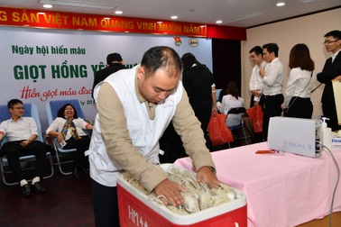 Cán bộ Vietcombank 235 đơn vị máy trong ngày hội hiến máu "Giọt hồng yêu thương"