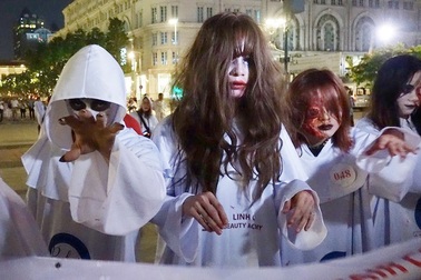 Halloween trên phố Bùi Viện: “Phim trường kinh dị phong cách Việt!”