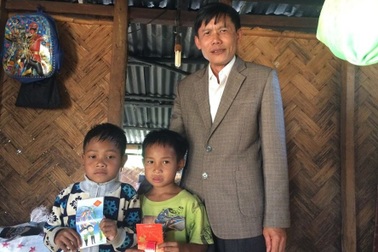 Quảng Trị: Lì xì để kéo học sinh đến lớp ngày đầu năm mới