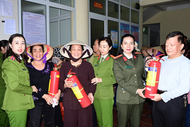 Công an Hải Phòng tặng bình chữa cháy cho gia đình nghèo và cận nghèo