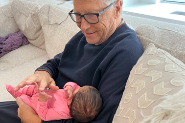 Bill Gates hạnh phúc khoe ảnh chụp cùng cháu ngoại mới sinh