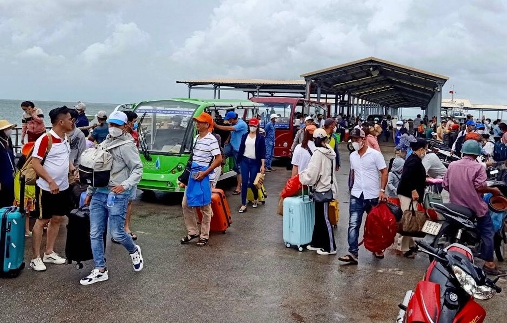 Hơn 40.000 người đang mắc kẹt tại đảo Phú Quốc - 2 Hơn 40.000 người đang mắc kẹt tại đảo Phú Quốc - 2