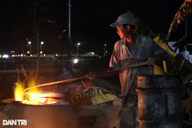 Nghề thâu đêm đỏ lửa, "đổ mồ hôi, sôi nước mắt" kiếm 1 triệu đồng