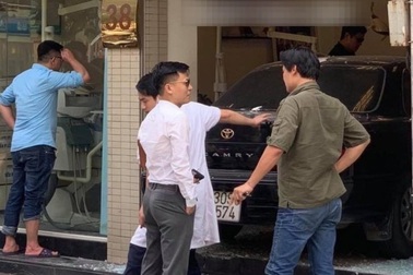 Camry "chui tọt" vào phòng khám răng trên phố Hà Nội