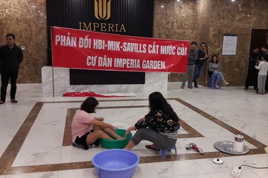 Hà Nội: Bị cắt nước, cư dân chung cư cao cấp gội đầu giữa sảnh