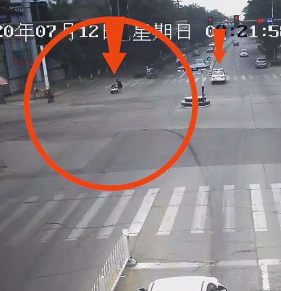 Hai em bé lái xe đồ chơi “hiên ngang đi qua ngã tư đúng giờ cao điểm - 4 Hai em bé lái xe đồ chơi “hiên ngang đi qua ngã tư đúng giờ cao điểm - 4