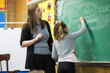 Thiếu nhân sự, một số trường ở Canada thuê giáo viên không có chứng chỉ