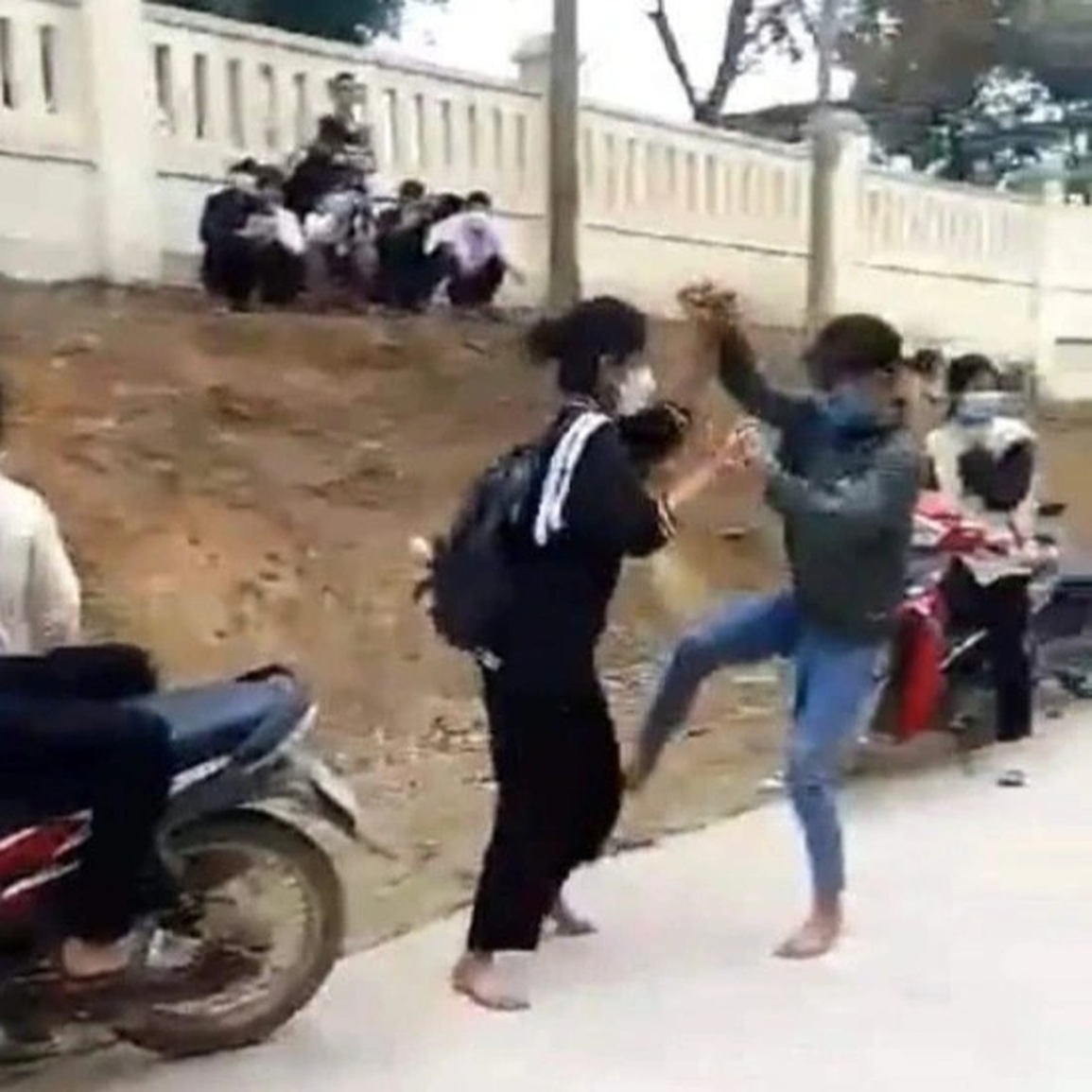 Hai nữ sinh xứ Thanh lao vào đánh nhau tới tấp - 2 Hai nữ sinh xứ Thanh lao vào đánh nhau tới tấp - 2