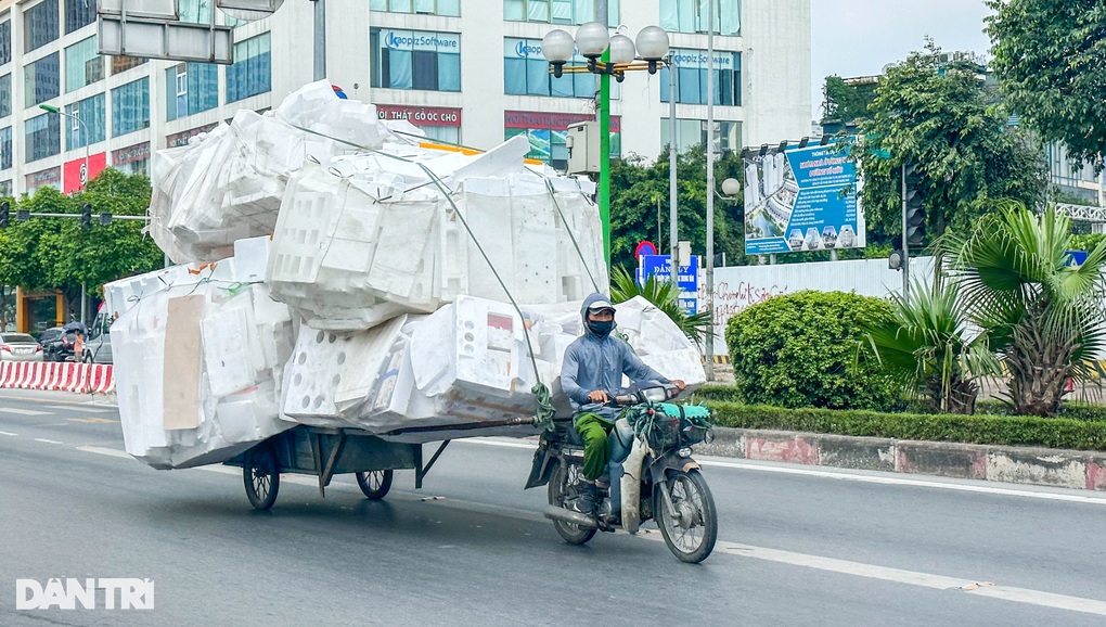 Xe máy chở hàng chất cao như núi nghênh ngang trên đường phố Hà Nội - 5 Xe máy chở hàng chất cao như núi nghênh ngang trên đường phố Hà Nội - 5