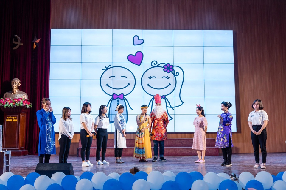 Đưa Chí Phèo, chú Cuội lên sân khấu, sinh viên trổ tài làm giám đốc tài chính tương lai - 1 Đưa Chí Phèo, chú Cuội lên sân khấu, sinh viên trổ tài làm giám đốc tài chính tương lai - 1