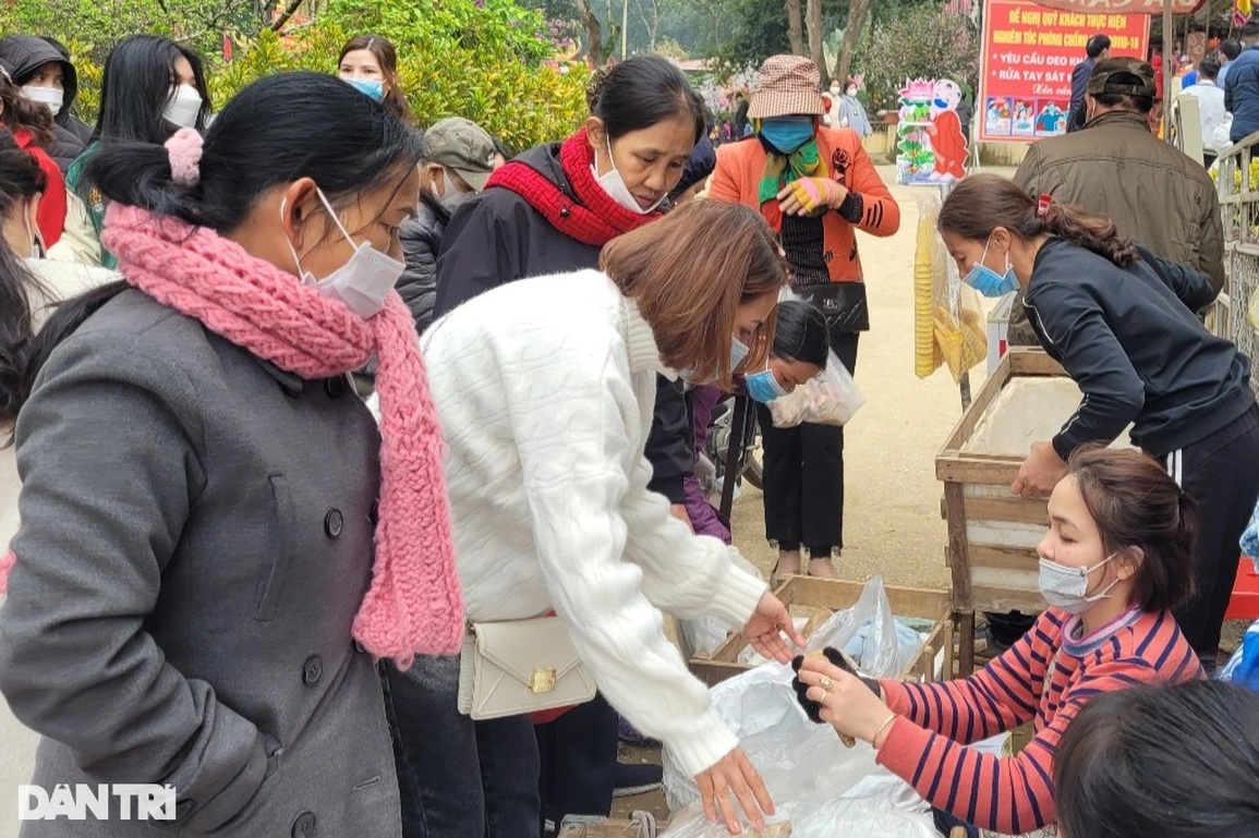 Hàng nghìn người chen chúc đi lễ chùa và xin lộc nước thánh - 15 Hàng nghìn người chen chúc đi lễ chùa và xin lộc nước thánh - 15