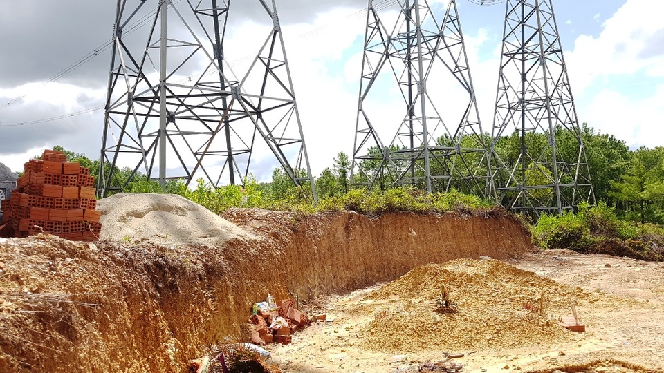Chân cột điện 500KV bị gặm sát, lãnh đạo truyền tải điện nói... không sao - 1 Chân cột điện 500KV bị gặm sát, lãnh đạo truyền tải điện nói... không sao - 1