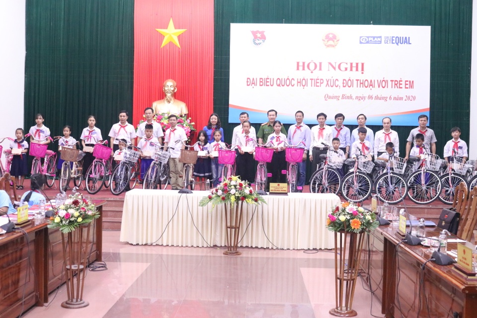 Đoàn Đại biểu Quốc hội tiếp xúc, lấy ý kiến của các em nhỏ về luật trẻ em - 3 Đoàn Đại biểu Quốc hội tiếp xúc, lấy ý kiến của các em nhỏ về luật trẻ em - 3