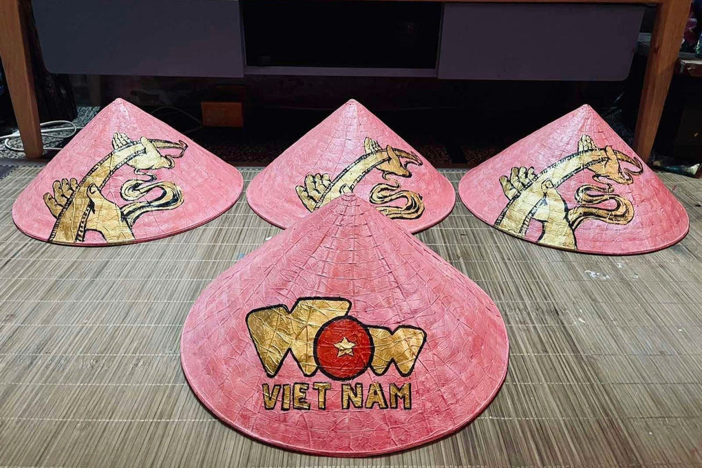 Cận cảnh chiếc nón lá đặc biệt được thành viên Blackpink khoe trên mạng - 3