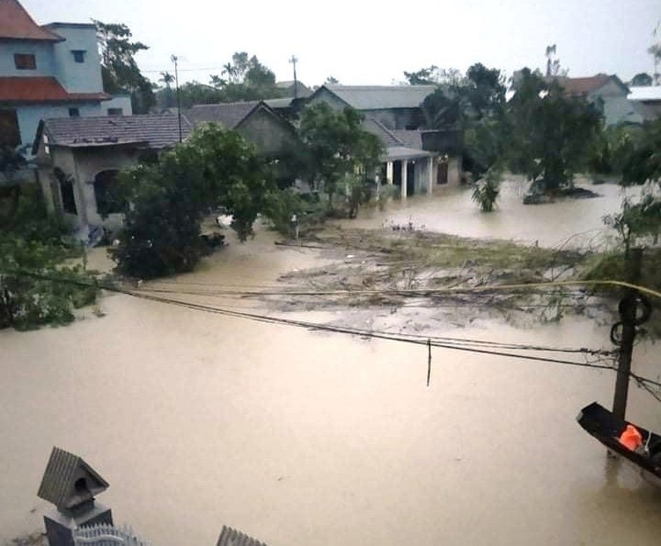 “Rốn” lũ Phong Điền nước dâng nhanh, ngập đến nửa nhà dân - 2 “Rốn” lũ Phong Điền nước dâng nhanh, ngập đến nửa nhà dân - 2