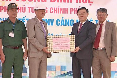 Phó Thủ tướng Vương Đình Huệ thăm cảng Cửa Lò ngày đầu năm