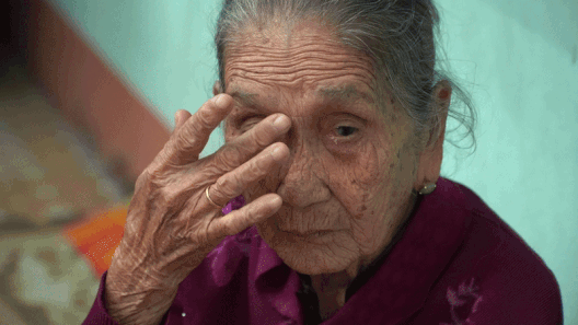 Lặng người nhìn nơi từng là mái ấm sau đêm bão Kalmaegi