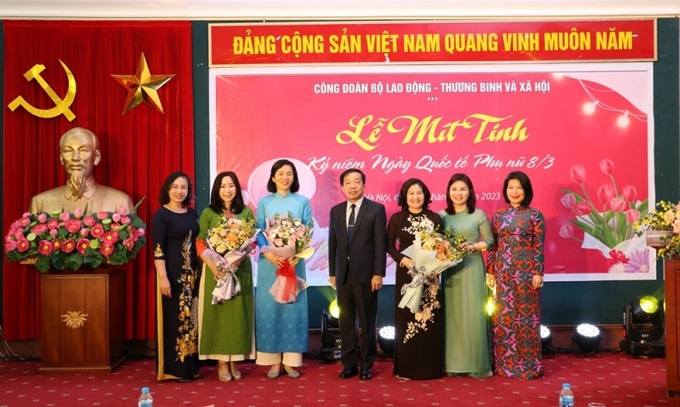 Đồng chí Lê Văn Hoạt - Phó Bí thư thường trực Đảng ủy Bộ tặng những bó hoa tươi thắm chúc mừng các chị em nhân ngày ngày Quốc tế phụ nữ 8/3