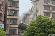 Tòa nhà 6 tầng bị sập tại Trung Quốc