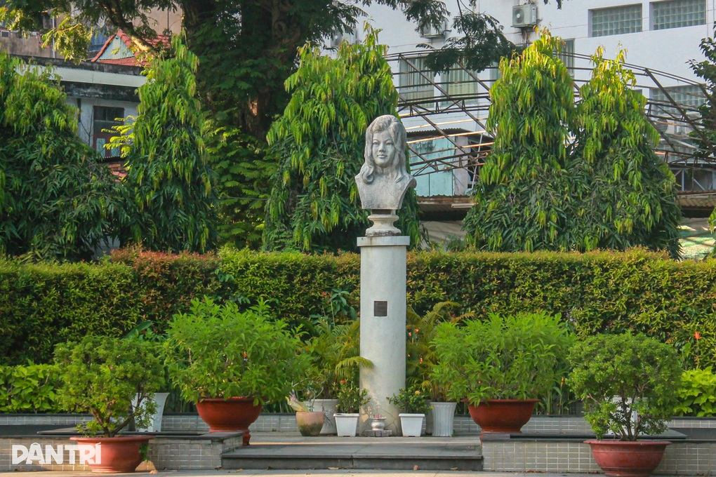 Làm mới hàng loạt tượng đài tuổi đời hơn nửa thế kỷ ở TPHCM - 1 Làm mới hàng loạt tượng đài tuổi đời hơn nửa thế kỷ ở TPHCM - 1